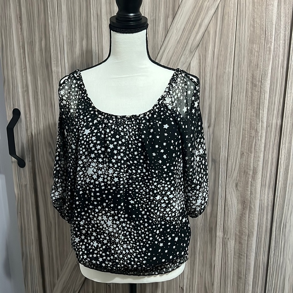 You’ll be a star ⭐️ in this cold shoulder top.